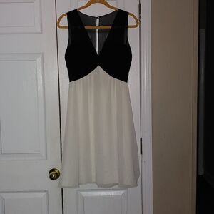 White House Black Market black white  flare dress  Sz 2 NWOT